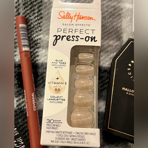 🆕 NEW BEAUTY BUNDLE 💄 MAKEUP  💁🏼‍♀️ NAILS👋 EYE LIP FACE COVERGIRL DOVE HALLOWEEN - Picture 5 of 6